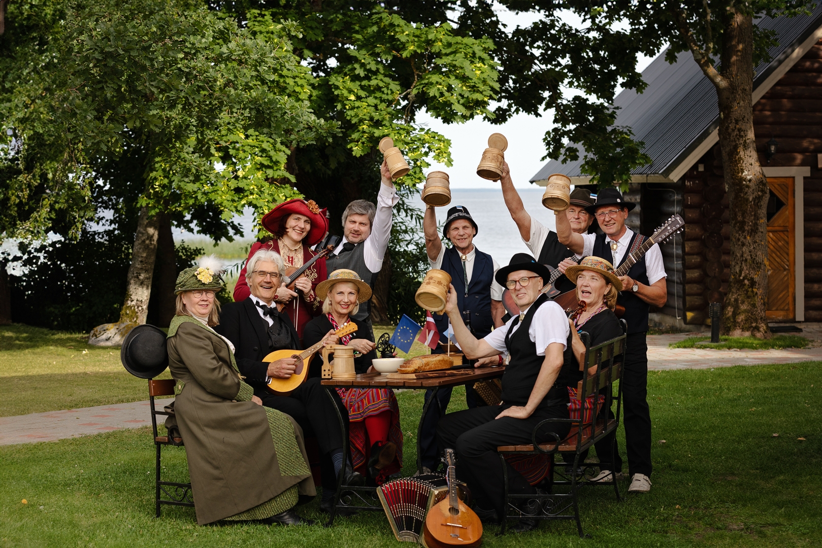 Muzikantu grupas foto ar tradicionāliem latviešu mūzikas instrumentiem