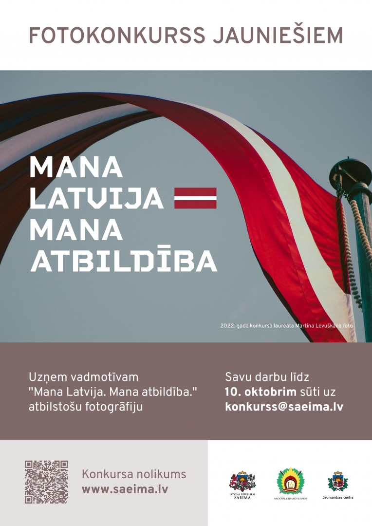 Latvijas karogs plīvo mastā