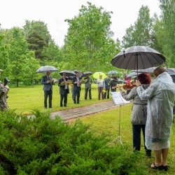 Komunistiskā terora upuriem veltīts atceres brīdis Valkā