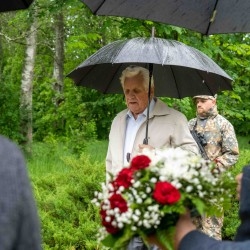 Komunistiskā terora upuriem veltīts atceres brīdis Valkā