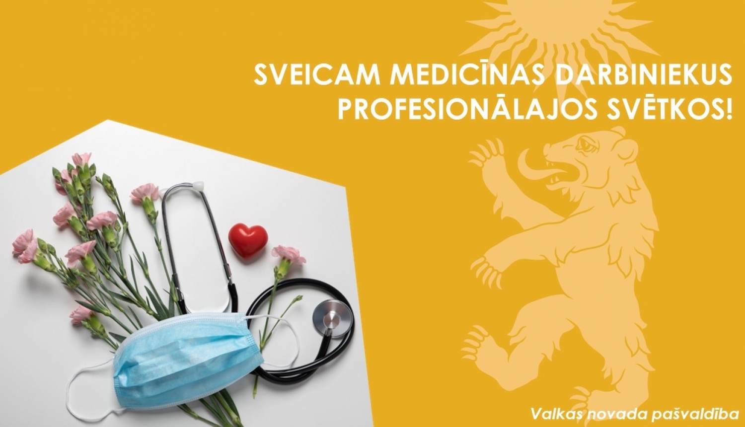 Dzeltens baneris ar Valkas novada ģerboni un puķēm pie medicīnas sejas maskas un statoskopa