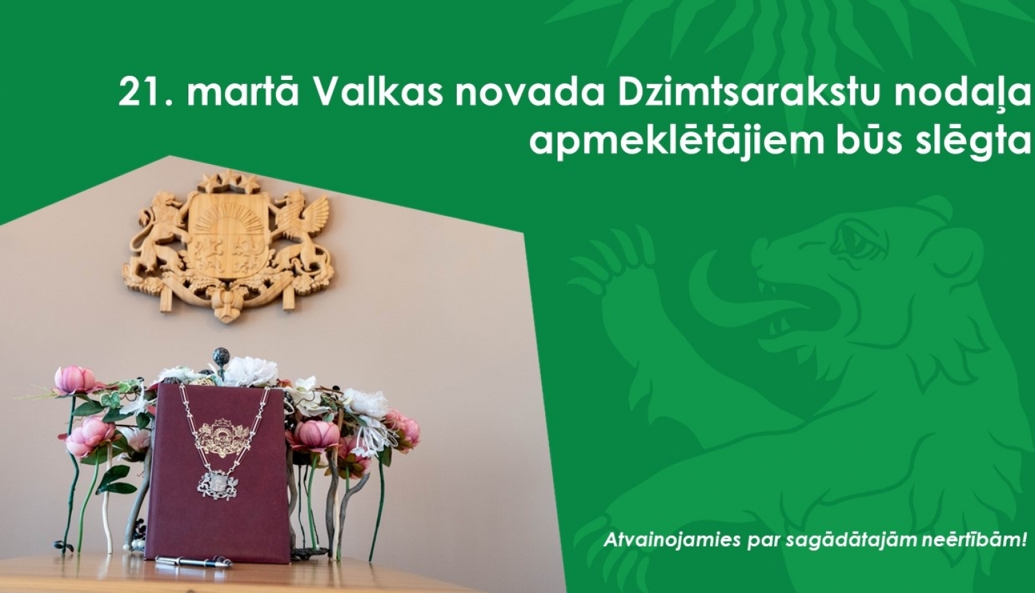 Zaļš baneris ar Valkas novada ģērboņa lāča siluetu un vākiem ar Latvijas Republikas ģērboni