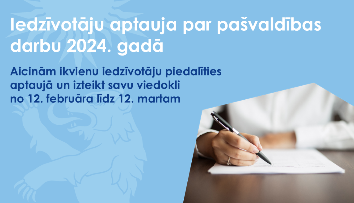 Zils baneris ar Valkas novada ģerboņa lāča siluetu un attēlu,k urā redzams cilvēks baltā kreklā ar pildspavlu pildot anketu